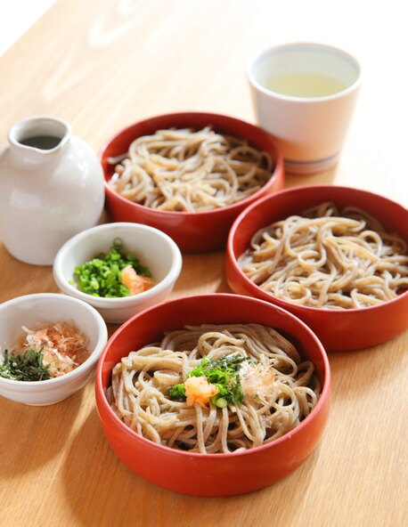 「出雲そば」は、殻ごと挽かれた「玄そば」を使用するため、黒っぽい色味が特徴です（画像提供：島根県観光写真ギャラリー）