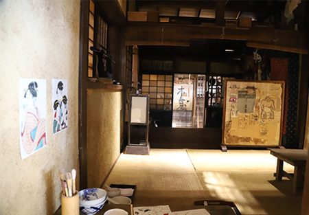 キツネの石造物や絵手紙などドラマに登場した数々の小道具。展示内容は随時入れ替えるので、何度訪れても楽しめます