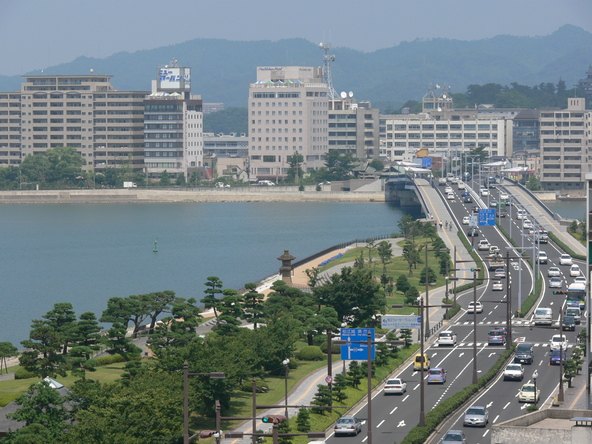 宍道湖湖畔を流れる大橋川（おおはしがわ）が市街を南北に分けており、4本の橋がまちをつないでいます