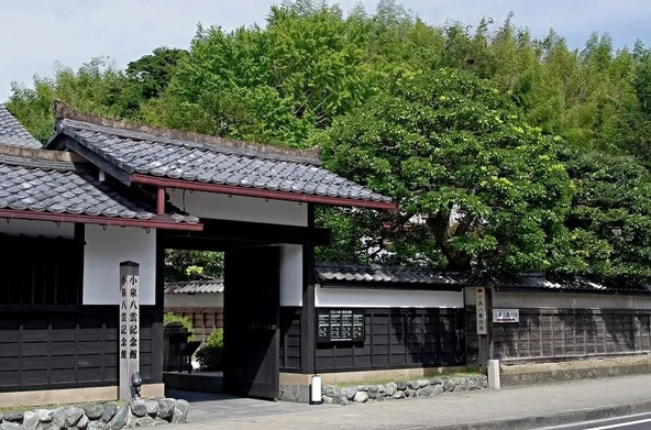 小泉八雲愛用の品や原稿など、貴重な資料が展示されている「小泉八雲記念館」