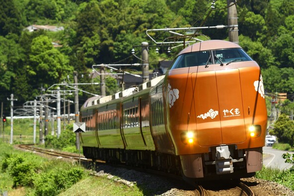岡山駅から出雲市を結ぶ特急「やくも」（画像提供：駅みやぴぃ / PIXTA）