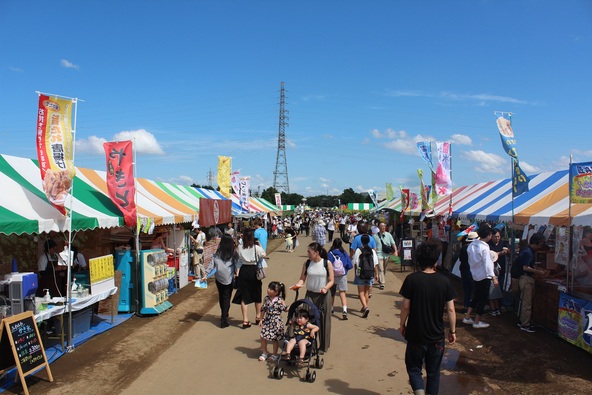 会場はにぎやかなお祭りムードに包まれます
