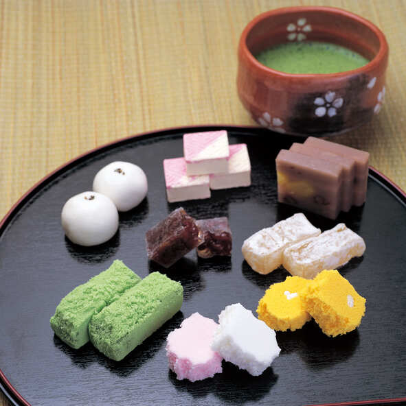 四季を彩る松江の銘菓。前列（左）若草、（中）山川、（右）菜種の里（画像提供：島根県観光写真ギャラリー）