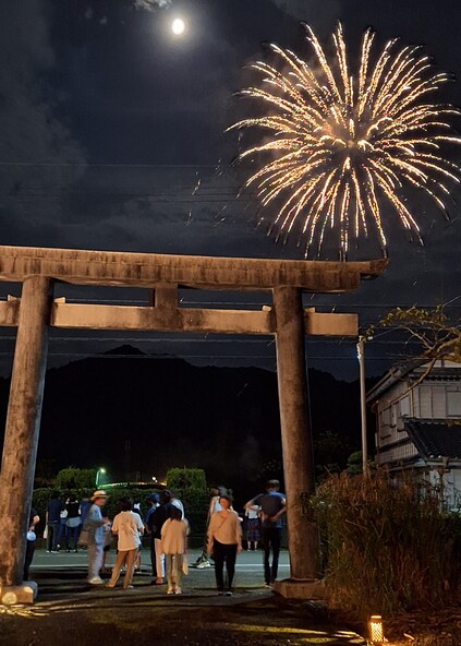 1日目の夜には奉納花火が打ち上げられます！