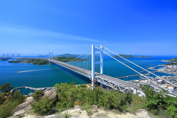 瀬戸内海と瀬戸大橋を一望できる「鷲羽山」（画像提供：kazukiatuko / PIXTA）