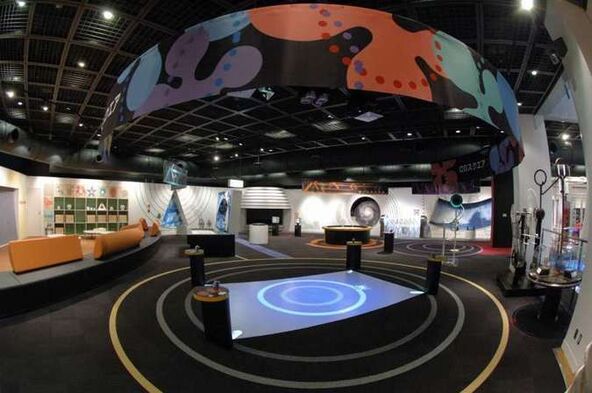約100点の体験型展示が並ぶ科学展示室