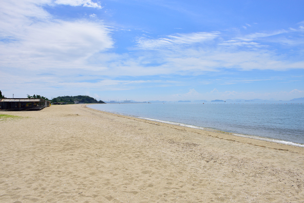 白砂が美しい遠浅の海岸（画像提供：YB1998 / PIXTA）
