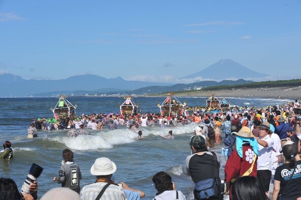 神輿とともに海に入り、心身の罪や穢（けが）れを清めます（過去開催時の様子）