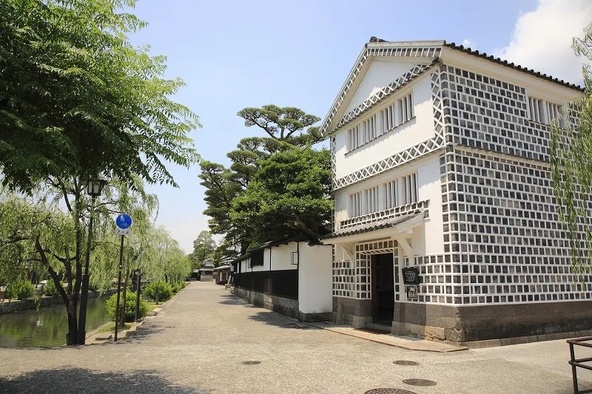 白壁となまこ壁が美しい「倉敷考古館」