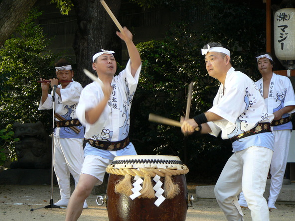 勇壮な太鼓が響き渡る「太鼓神事」の様子