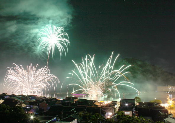 花火大会では、色とりどりの大輪が安来港の上空いっぱいに広がります