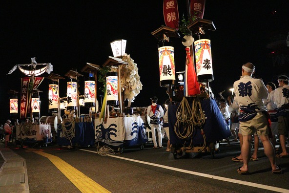 「月の輪神事」では、笛や太鼓の音を響かせながら、山車がまちを練り歩きます