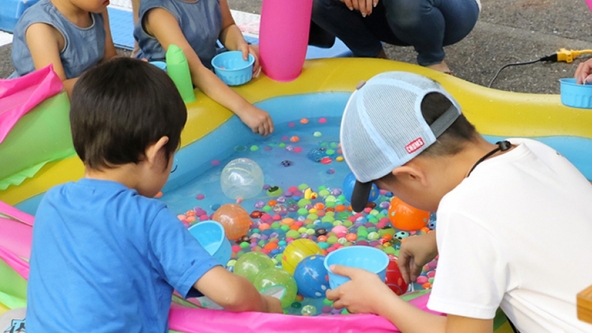 スーパーボールすくいなど、子供に人気の遊びの屋台も！