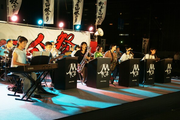 楽器の演奏など、多彩なステージイベントも楽しみのひとつ