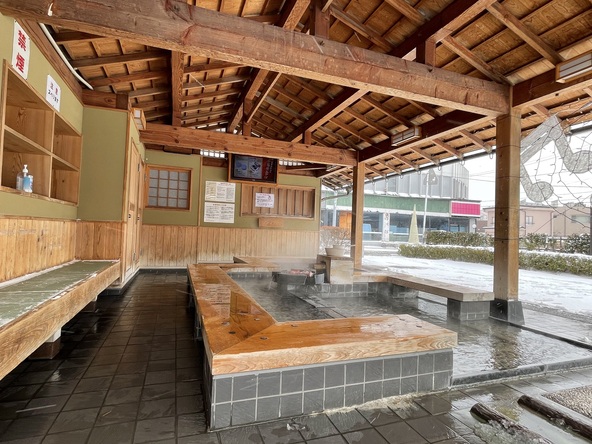 JR「磐梯熱海駅」の駅前には無料で利用できる足湯も（画像提供：akihiro.T / PIXTA）