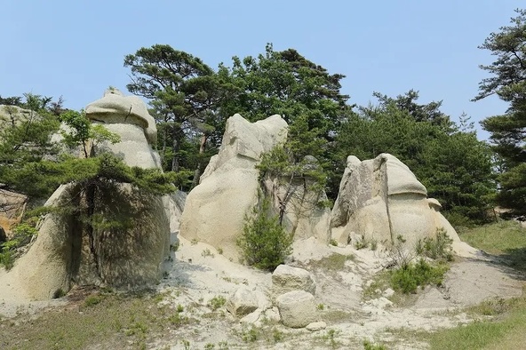 約400万年前の凝灰岩が風化・浸食されて形成された「きのこ岩」