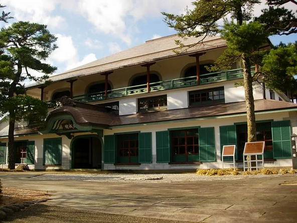 明治時代の面影を残す「開成館」