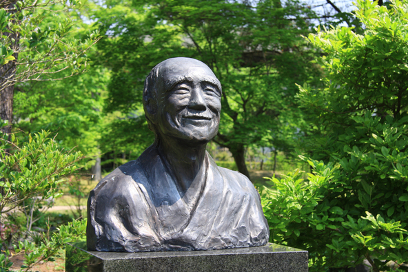 久米正雄の胸像（画像提供：TAKEZO / PIXTA）