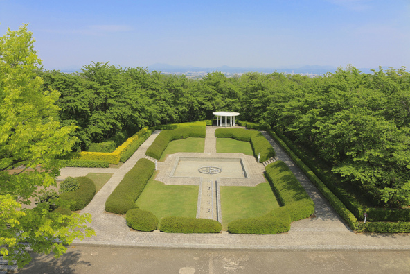 自然散策を楽しめる緑豊かな園内（画像提供：TAKEZO / PIXTA）