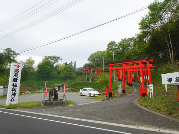 約100基の朱色の鳥居が並ぶ参道（画像提供：ナオ / PIXTA）