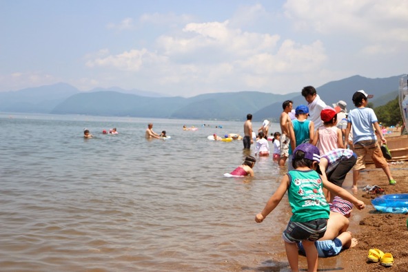 遠浅の浜辺で湖水浴が楽しめる「湖南七浜」（画像提供：郡山市）