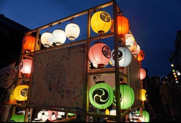 風情ある提灯と多彩なイベントが祭りを盛り上げます