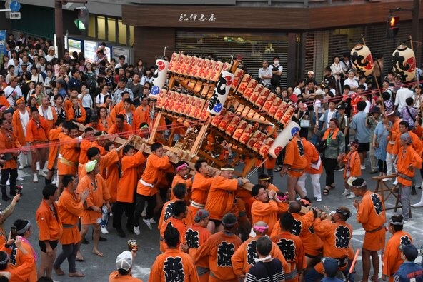 昔ながらの神輿と山車がまちを練り歩きます