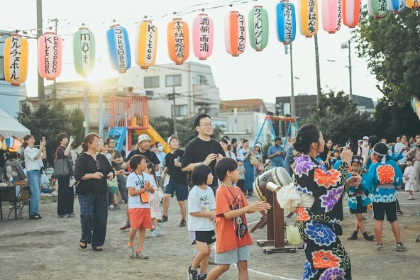 まちを巡る回遊型の無料夏祭り