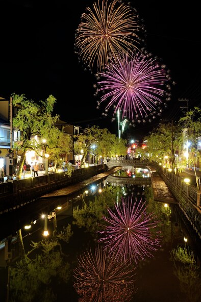 灯りがテラス大谿川を背景に咲く花火はまさに幻想的