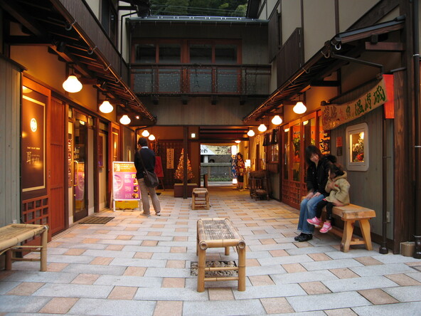 「木屋町小路」（きやまちこうじ）は、およそ10の店舗が集まる観光スポットのひとつ
