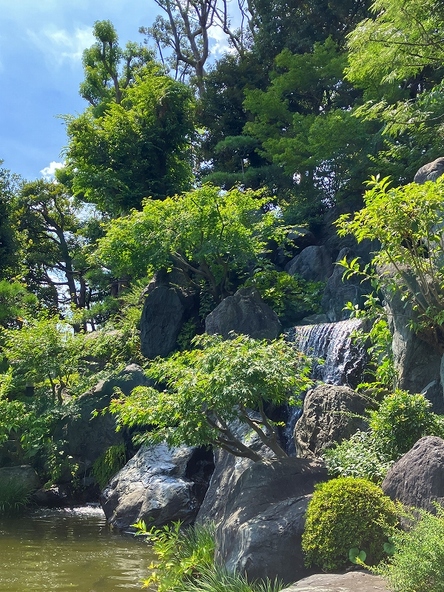 流れ落ちる水が涼し気な「大滝」（画像提供：花畑公園・桜花亭管理事務所）