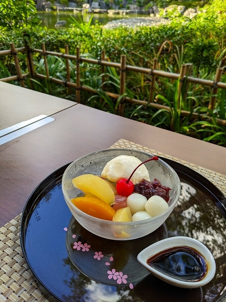 「クリーム白玉あんみつ」やかき氷などのひんやりスイーツがうれしい♪（画像提供：花畑公園・桜花亭管理事務所）