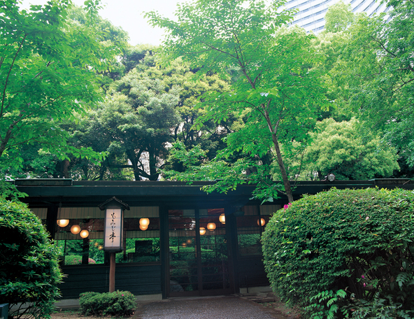 緑に囲まれた「もみじ亭」