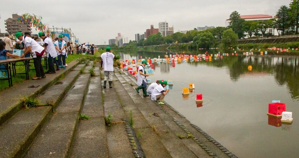 灯ろうを川へ流しながら、亡くなった人々の冥福を祈る行事として受け継がれています