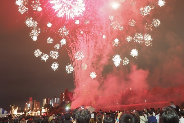 打ち上げ花火や「大切な人へのメッセージ花火」も打ち上げられます