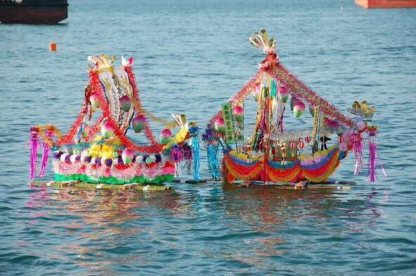 華やかに飾られた精霊船が、宮津湾へ送り出されます