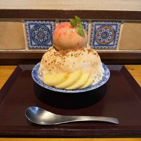 夏限定の大人気メニュー「丸ごと白桃レアチーズ」3,300円