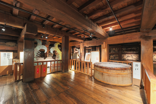 大きな井戸や木製の鯱（しゃちほこ）の展示も！（画像提供：島根県観光写真ギャラリー）