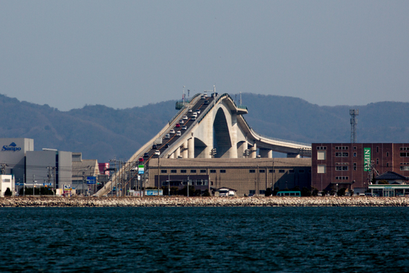 「ベタ踏み坂」の愛称で親しまれる江島大橋