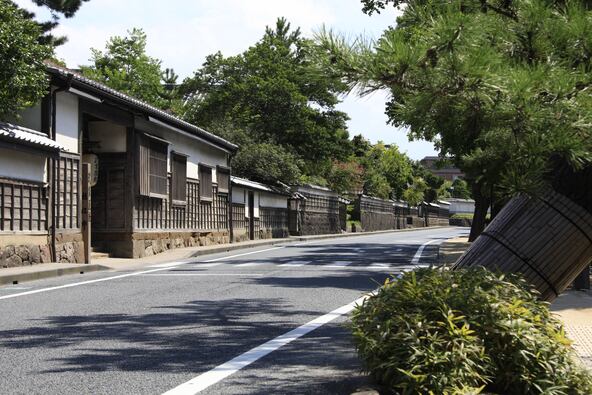 武家屋敷の前には風情ある「塩見縄手」が続きます