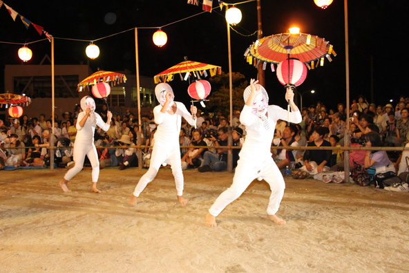 愛らしい化粧とユニークなしぐさで観客を惹きつける「キツネ踊り」