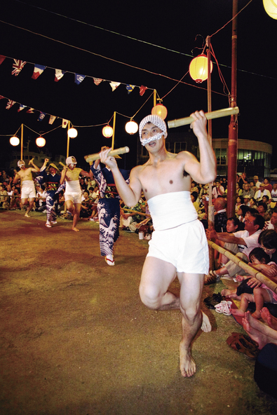 若い男女が組になって舞う「アヤ踊り」