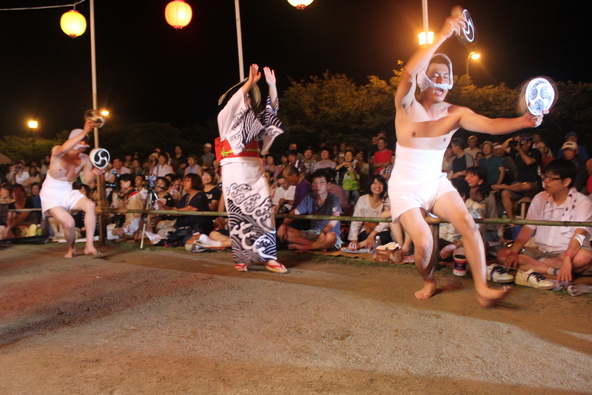 男性がフグの皮を張った片面の太鼓を手にし、女性と息を合わせて踊る「銭太鼓」