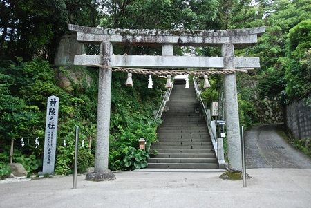 玉造温泉街の奥に鎮座する「玉作湯神社」