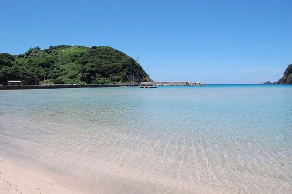 白い砂浜と透明度の高い海が広がる「小波海水浴場」