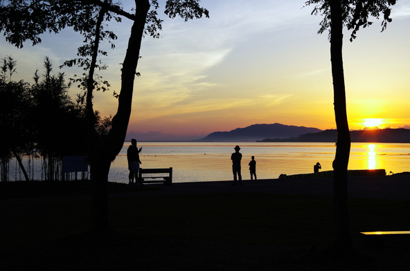 宍道湖を望む「秋鹿なぎさ公園」の夕景（画像提供：nobo_23p / PIXTA）