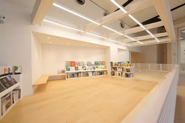 広々としたフローリングにカーペットが敷かれた「キッズライブラリー」。親子で絵本を読みながらくつろげます