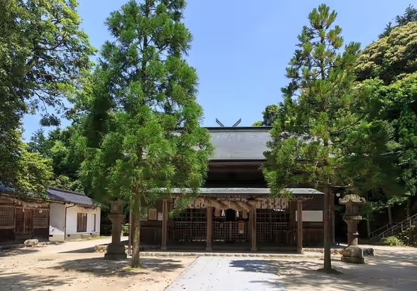 勾玉づくりと温泉の神様が祀られています