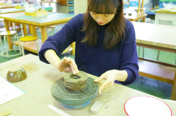 陶芸体験（手びねり）の様子