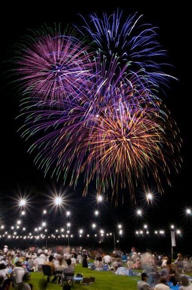 夜は、バーベキュー大会をしながら夜空を彩る花火が楽しめます！（画像提供：常陸大宮市観光物産協会）